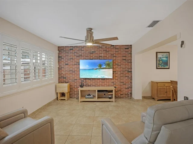 430 NW 76th Ave, Pembroke Pines FL 33024