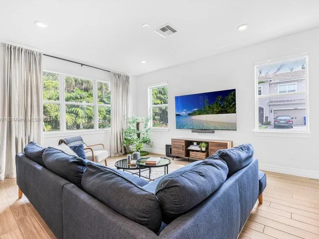 1595 Evergreen Ter, Hollywood FL 33021