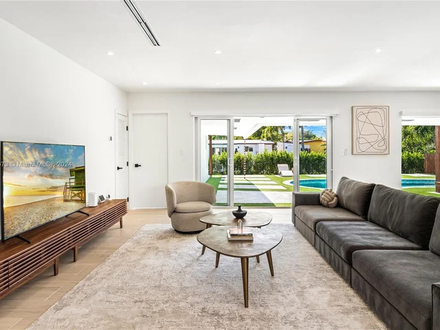 2350 NE 193rd St, Miami FL 33180