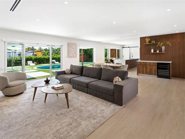 2350 NE 193rd St, Miami FL 33180