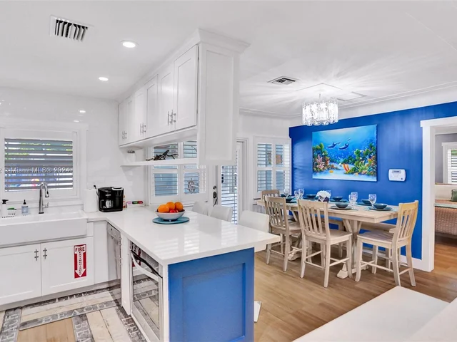 42 SW 12th St, Dania Beach FL 33004