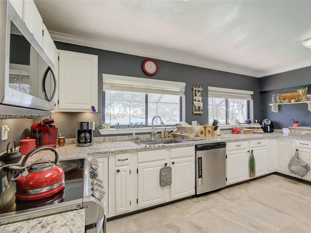 1676 S Goldeneye Ln, Homestead FL 33035