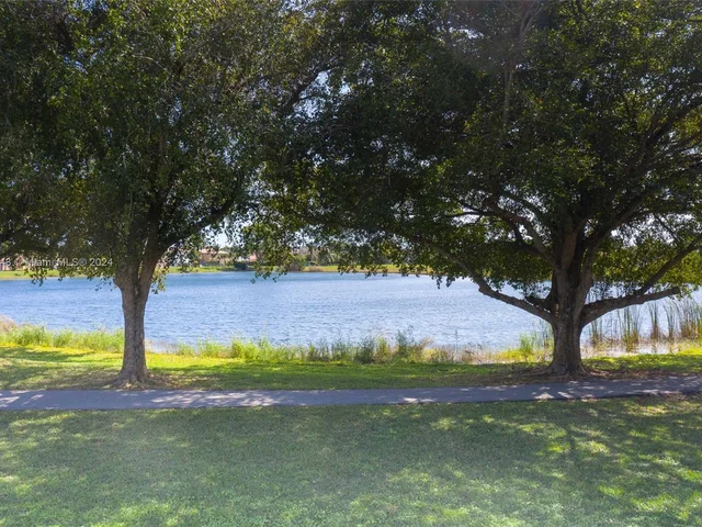 1676 S Goldeneye Ln, Homestead FL 33035