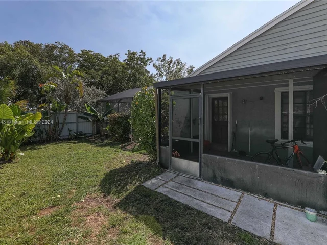 1676 S Goldeneye Ln, Homestead FL 33035