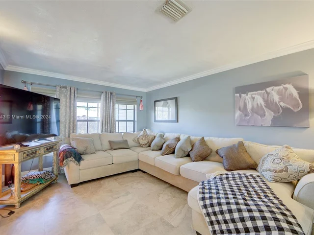 1676 S Goldeneye Ln, Homestead FL 33035