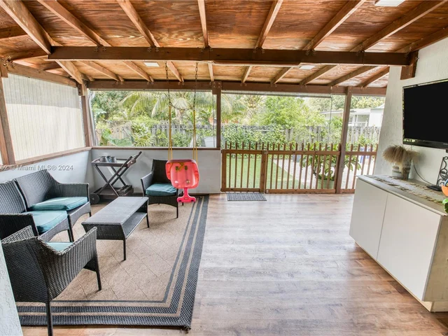 311 NW 95th St, Miami FL 33150