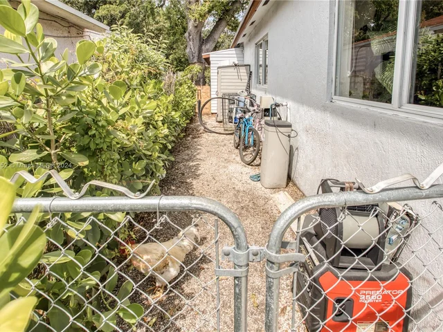 311 NW 95th St, Miami FL 33150