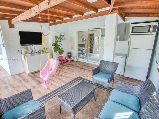 311 NW 95th St, Miami FL 33150