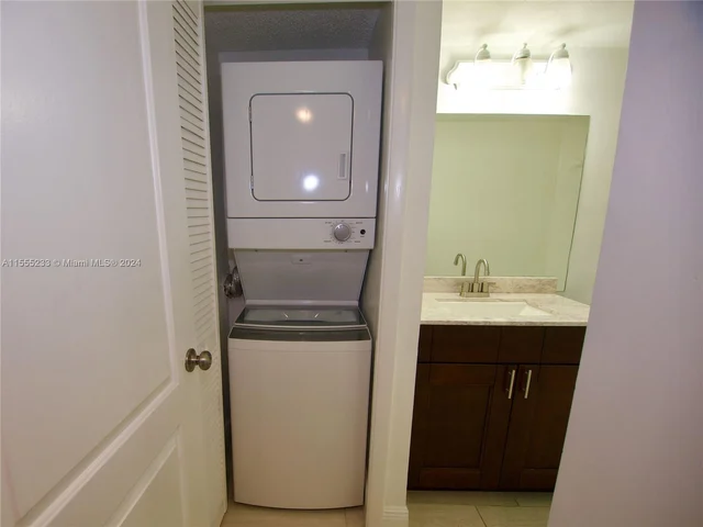 189 Lakeview Dr # 102, Weston FL 33326