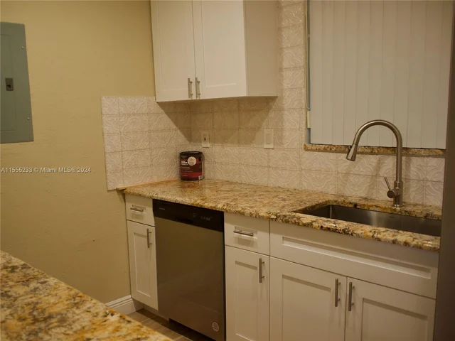 189 Lakeview Dr # 102, Weston FL 33326