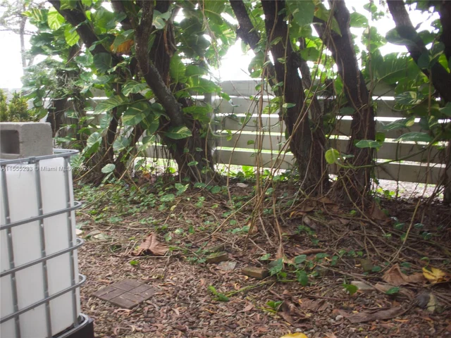 189 Lakeview Dr # 102, Weston FL 33326