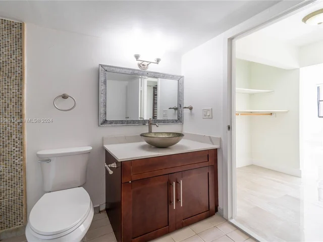 2450 NE 135th St # 909, North Miami FL 33181