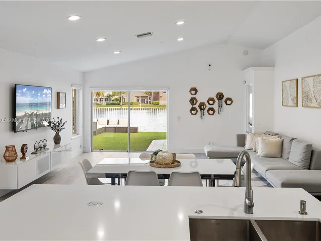 754 San Remo Dr, Weston FL 33326