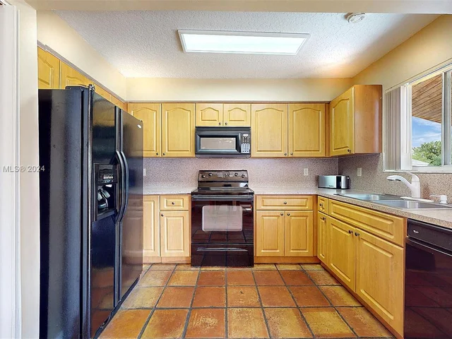 14517 SW 139th Ave Cir W, Miami FL 33186