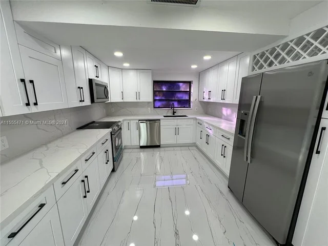 2518 Key Largo Ln, Fort Lauderdale FL 33312