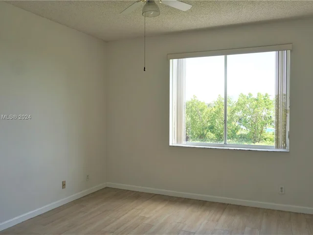 16727 Hemingway Dr, Weston FL 33326