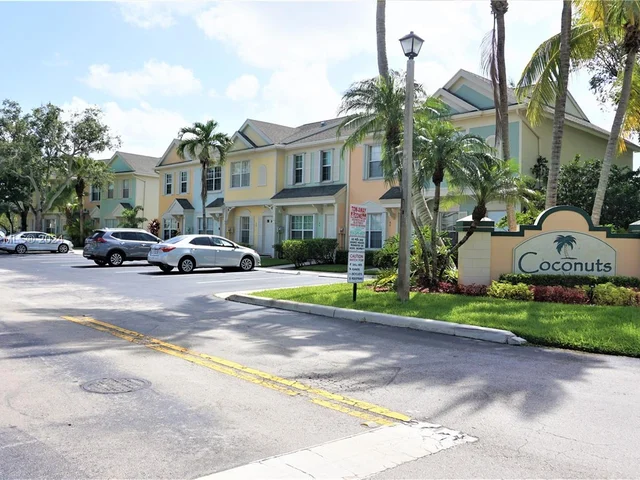 16727 Hemingway Dr, Weston FL 33326