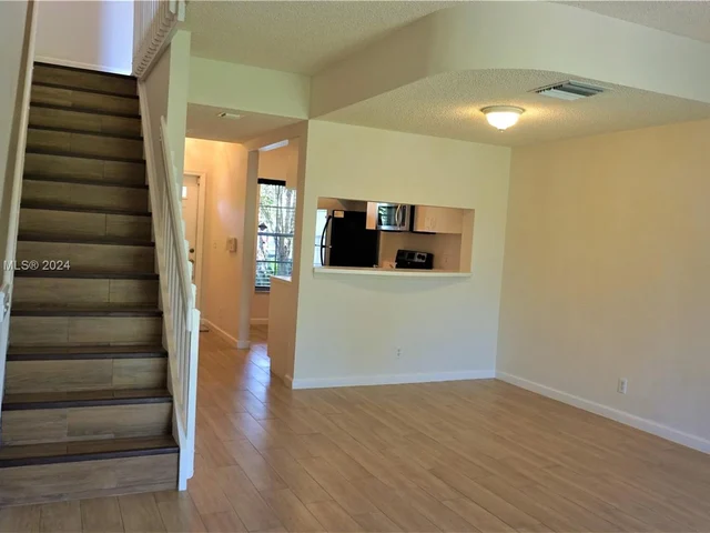 16727 Hemingway Dr, Weston FL 33326