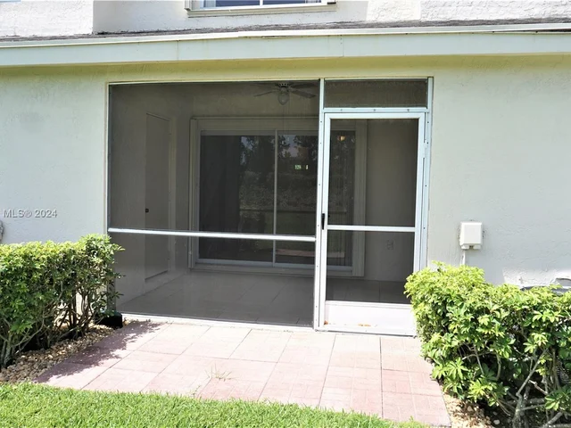 16727 Hemingway Dr, Weston FL 33326