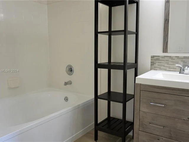 16727 Hemingway Dr, Weston FL 33326