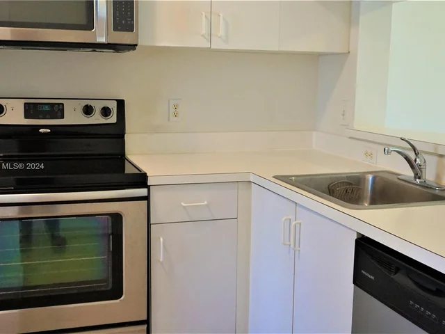 16727 Hemingway Dr, Weston FL 33326