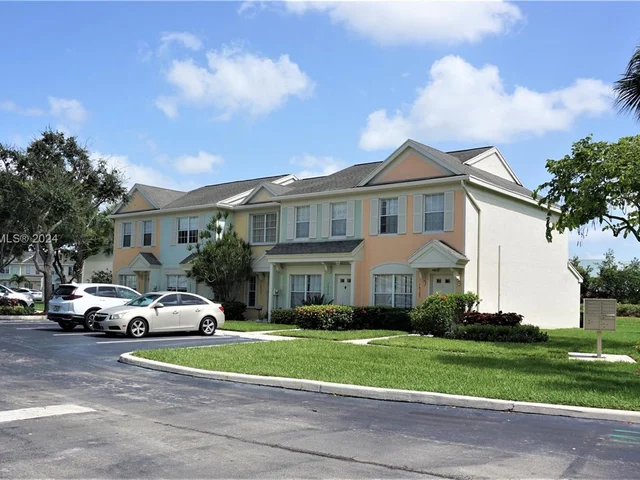 16727 Hemingway Dr, Weston FL 33326