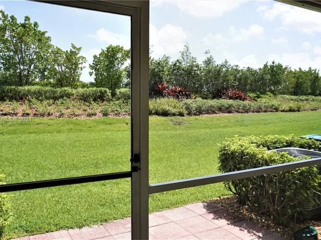 16727 Hemingway Dr, Weston FL 33326