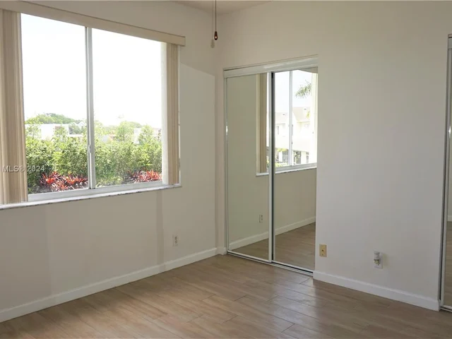 16727 Hemingway Dr, Weston FL 33326