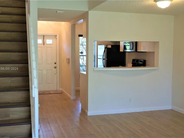 16727 Hemingway Dr, Weston FL 33326