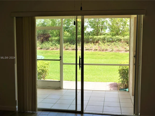 16727 Hemingway Dr, Weston FL 33326