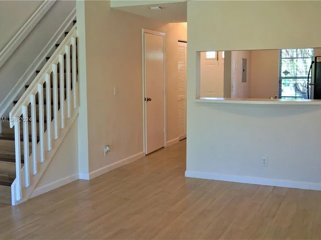 16727 Hemingway Dr, Weston FL 33326