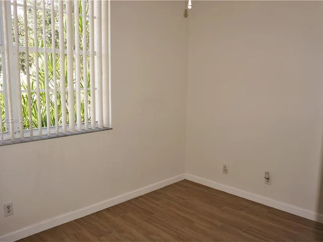 16727 Hemingway Dr, Weston FL 33326