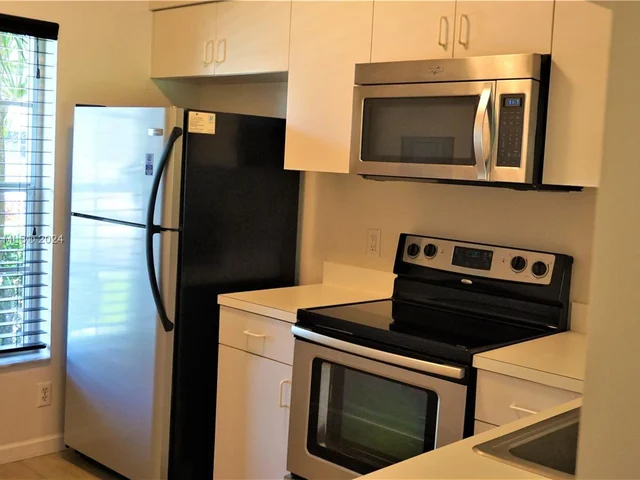 16727 Hemingway Dr, Weston FL 33326