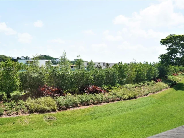 16727 Hemingway Dr, Weston FL 33326