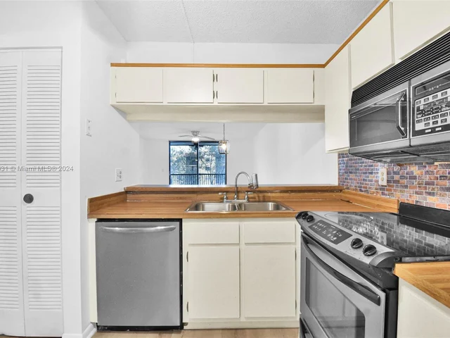 10501 W Broward Blvd # 304, Plantation FL 33324