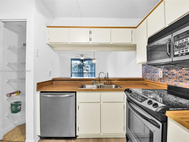 10501 W Broward Blvd # 304, Plantation FL 33324