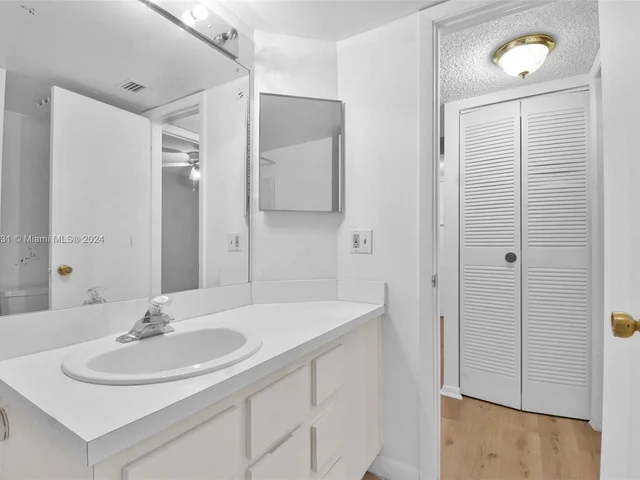 10501 W Broward Blvd # 304, Plantation FL 33324