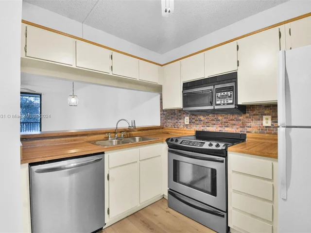 10501 W Broward Blvd # 304, Plantation FL 33324