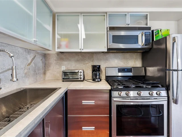 731 6th St, Miami Beach FL 33139