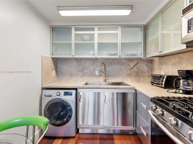 731 6th St, Miami Beach FL 33139