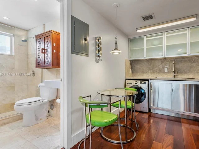 731 6th St, Miami Beach FL 33139