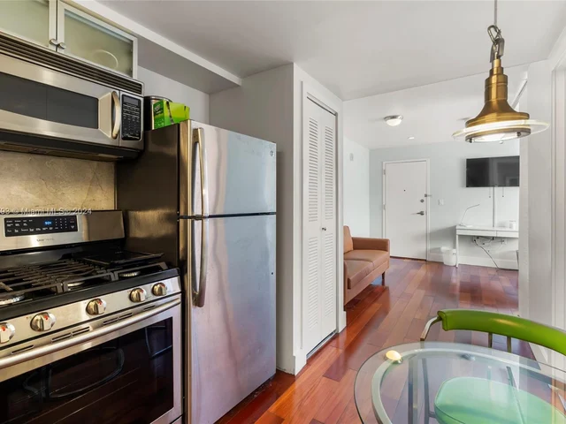 731 6th St, Miami Beach FL 33139