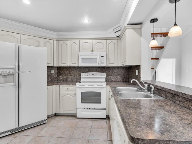 10257 NW 9th St Cir # 10, Miami FL 33172