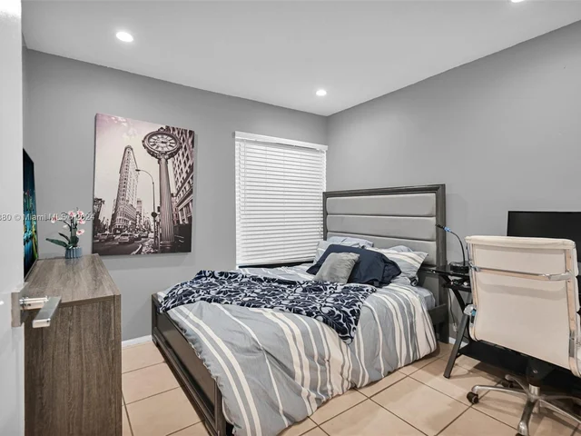 8381 NW 4th St, Pembroke Pines FL 33024