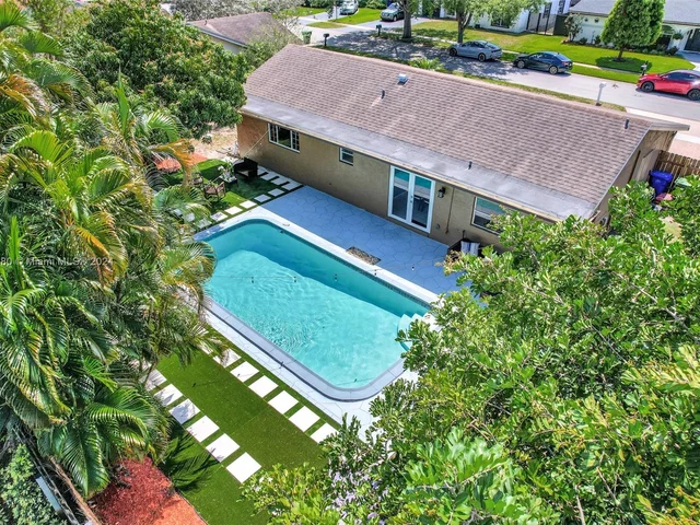 8381 NW 4th St, Pembroke Pines FL 33024