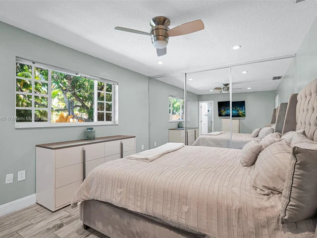 8381 NW 4th St, Pembroke Pines FL 33024