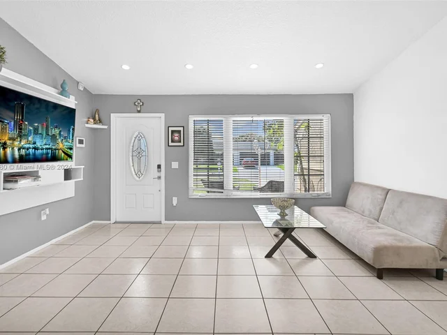 8381 NW 4th St, Pembroke Pines FL 33024