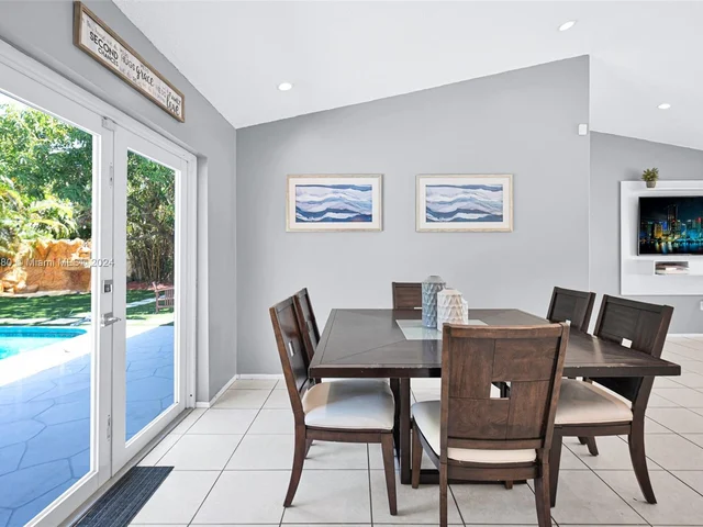 8381 NW 4th St, Pembroke Pines FL 33024