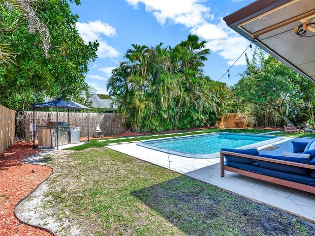 8381 NW 4th St, Pembroke Pines FL 33024