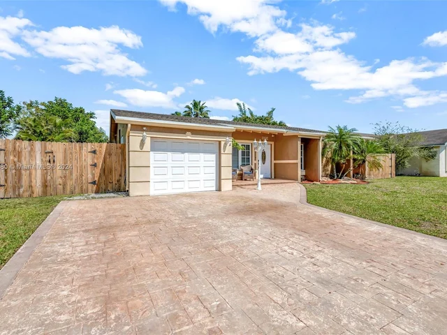 8381 NW 4th St, Pembroke Pines FL 33024